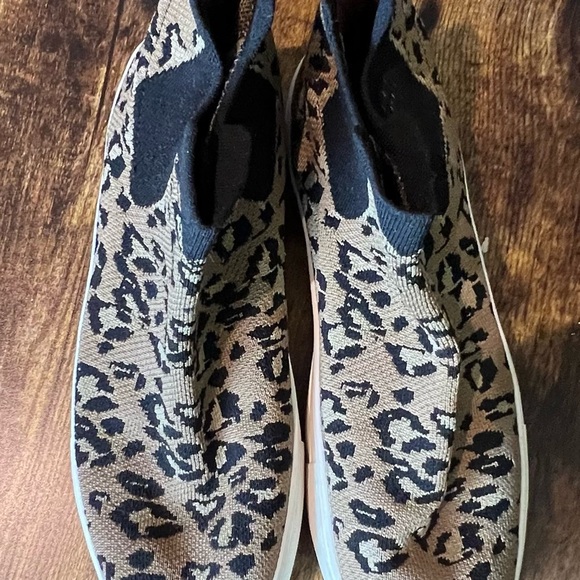 CUSHIONAIRE | ladies Ruby pull on fashion sneakers. Size: 7M - Picture 2 of 15